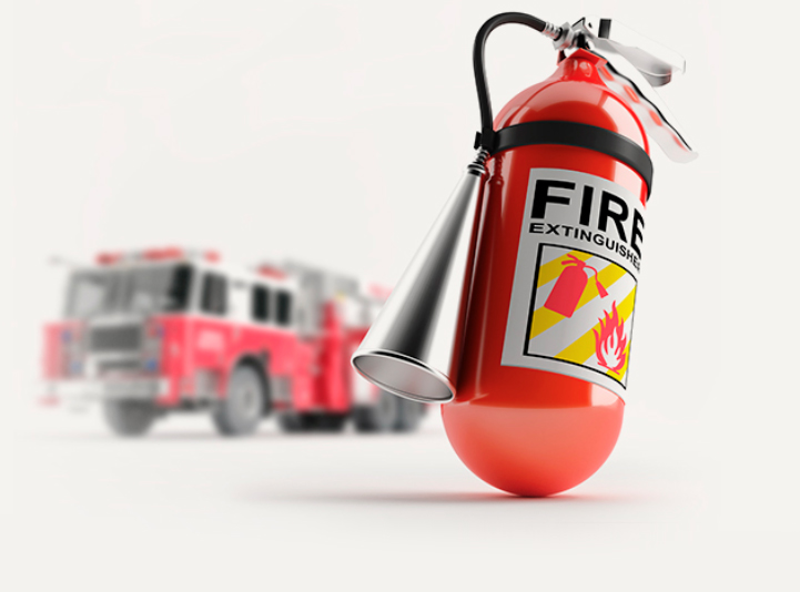 Extintor rojo con camión de bomberos al fondo
